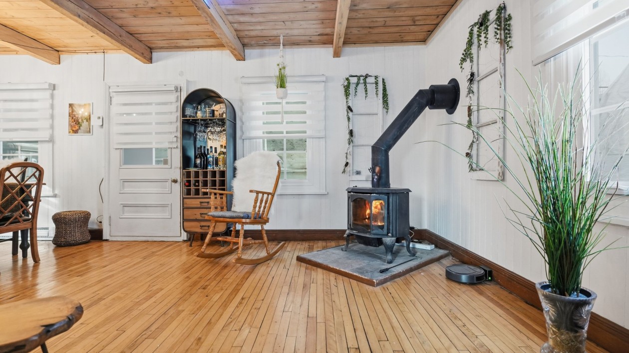 Salon — 3626, Av. Royale, Saint-Ferréol-les-Neiges, G0A3R0, Saint-Ferréol-les-Neiges