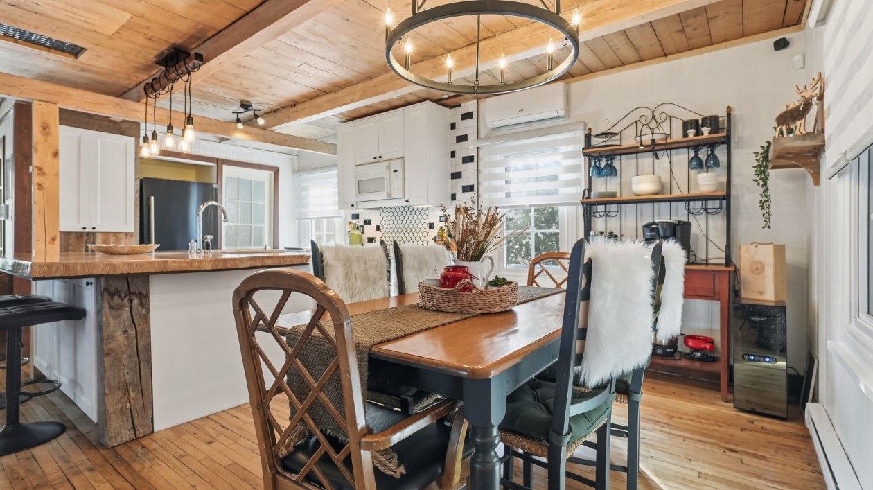 Salle à manger — 3626, Av. Royale, Saint-Ferréol-les-Neiges, G0A3R0, Saint-Ferréol-les-Neiges