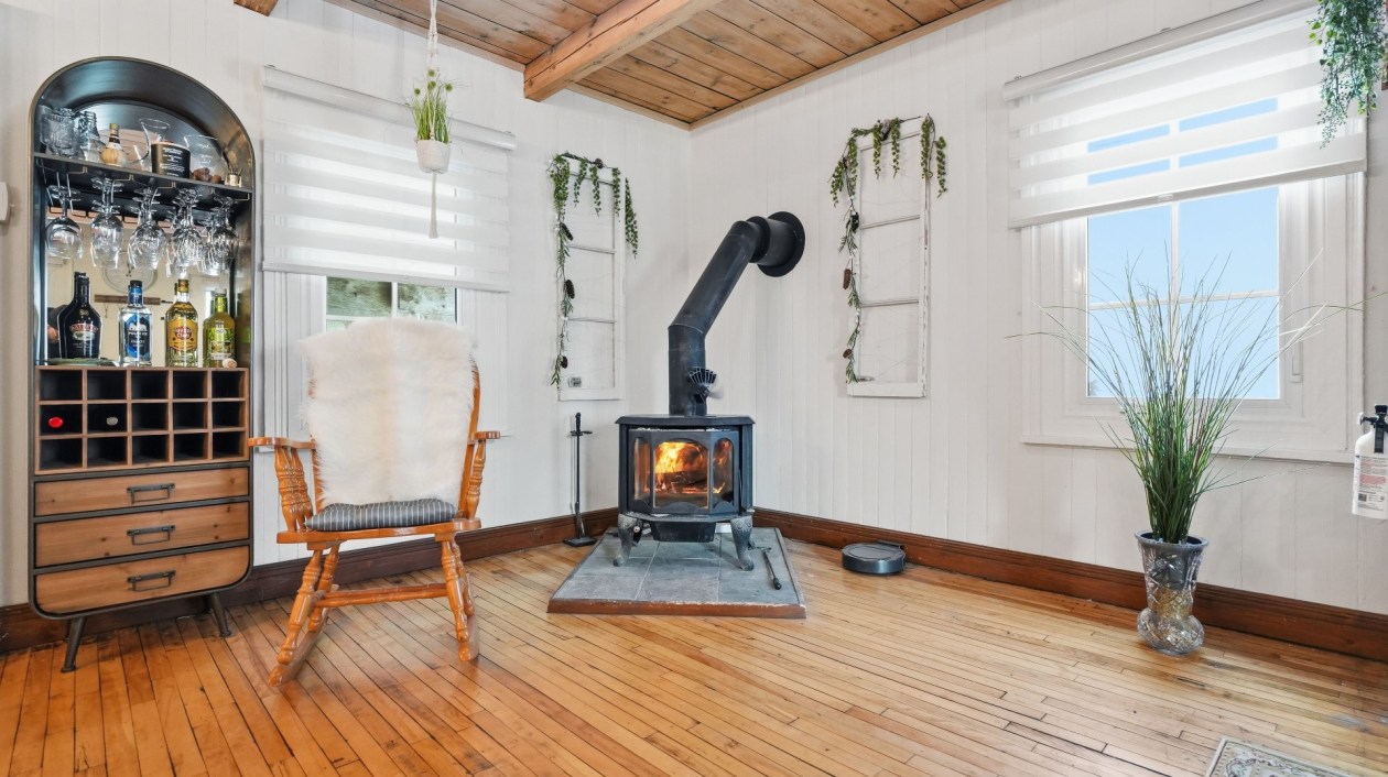 Salon — 3626, Av. Royale, Saint-Ferréol-les-Neiges, G0A3R0, Saint-Ferréol-les-Neiges