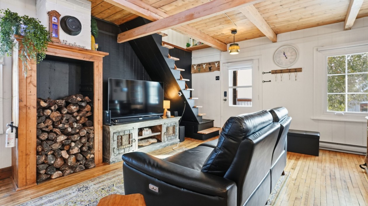Salon — 3626, Av. Royale, Saint-Ferréol-les-Neiges, G0A3R0, Saint-Ferréol-les-Neiges