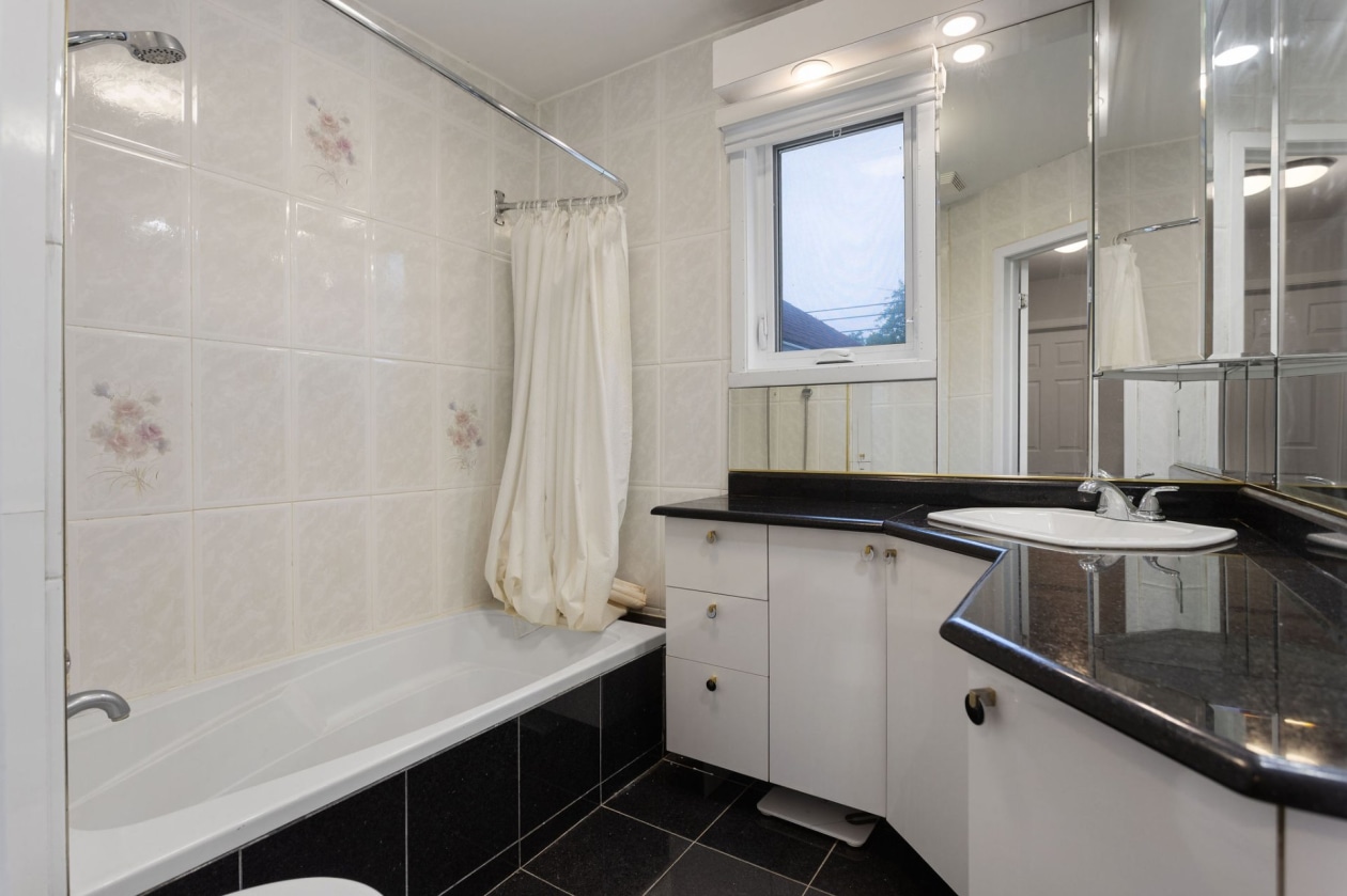 Salle de bains — 11570, Boul. Ste-Colette, Montréal (Montréal-Nord), H1G4T7, Montréal (Montréal-Nord)