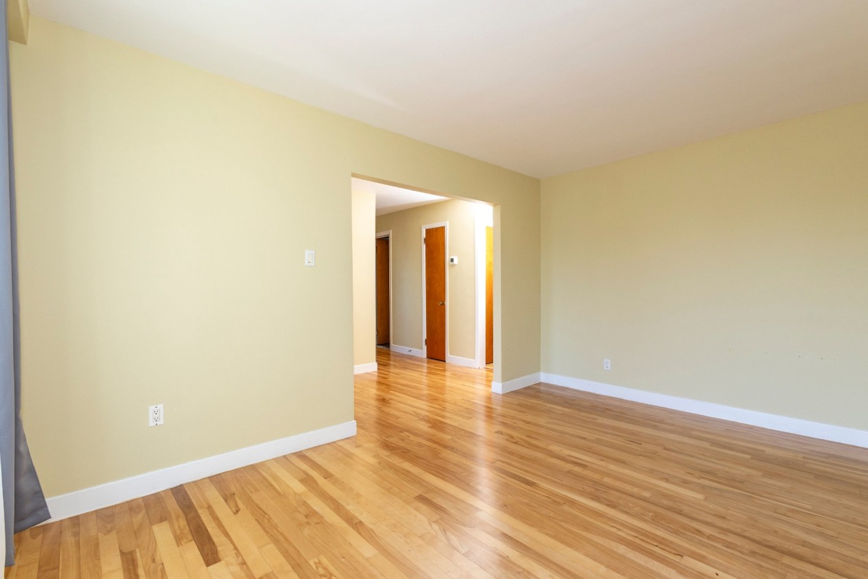 Salon — 148, Rue Léonard, Châteauguay, J6K1P1, Châteauguay