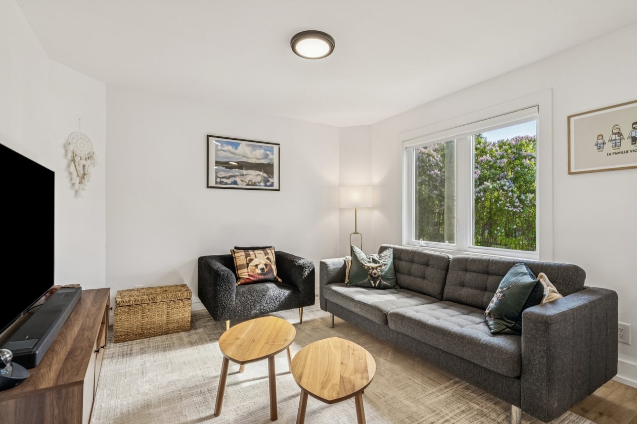 Salon — 7, 1re Avenue N., L'Île-Perrot, J7V3J4, L'Île-Perrot
