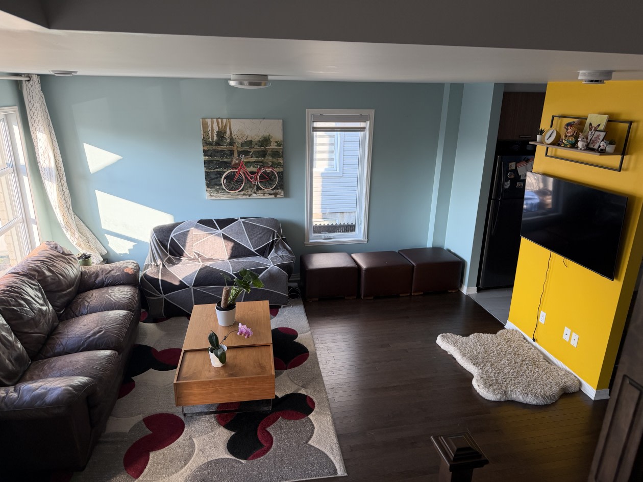 Salon — 114 Rue Rabelais, Saint-Constant, J5A 0J5, Saint-Constant