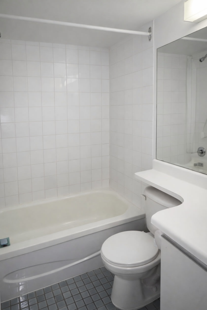 Salle de bains — 10100 Ave. Bois-de-Boulogne, 504, Montreal, H4N 1K7, Montreal