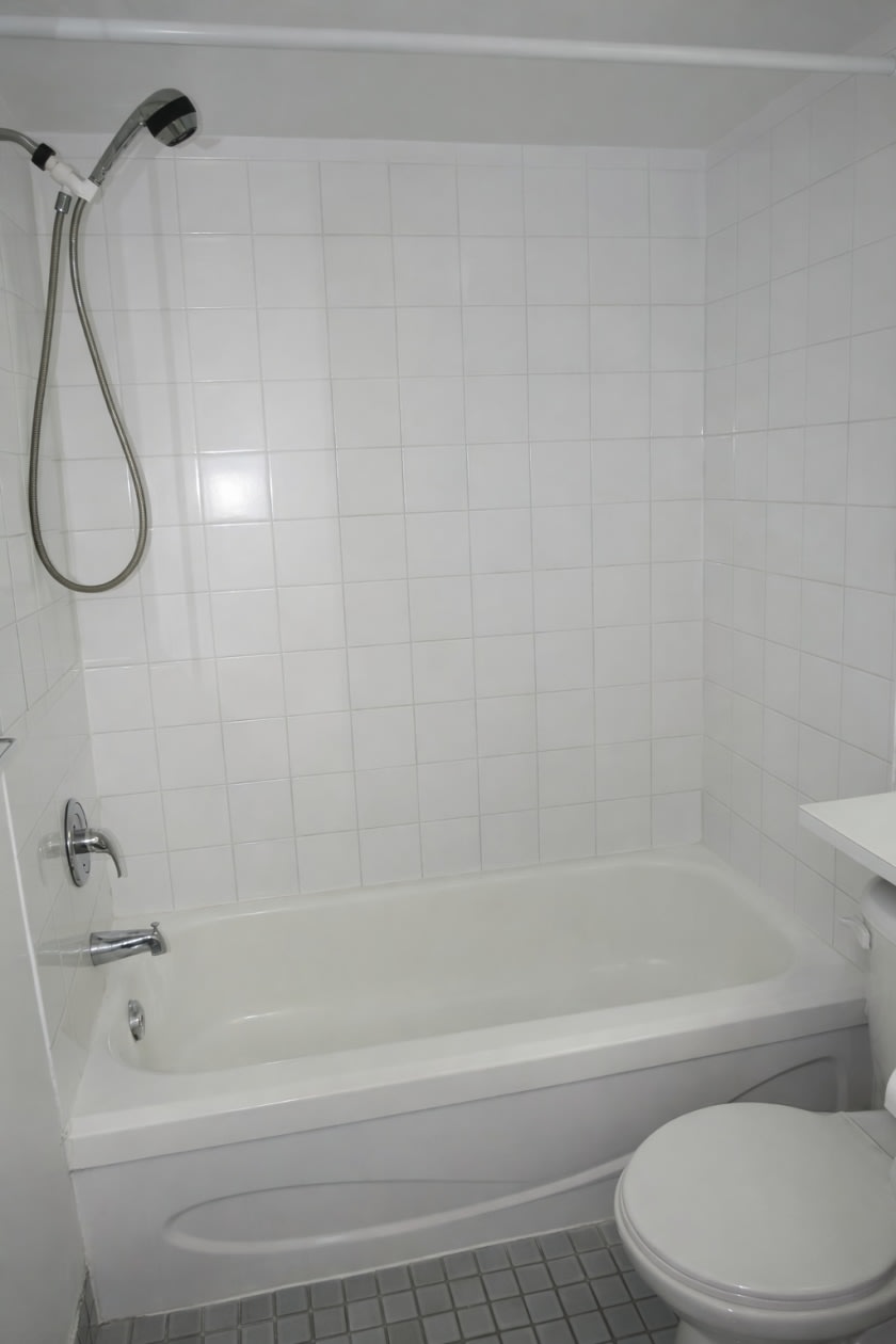 Salle de bains — 10100 Ave. Bois-de-Boulogne, 504, Montreal, H4N 1K7, Montreal