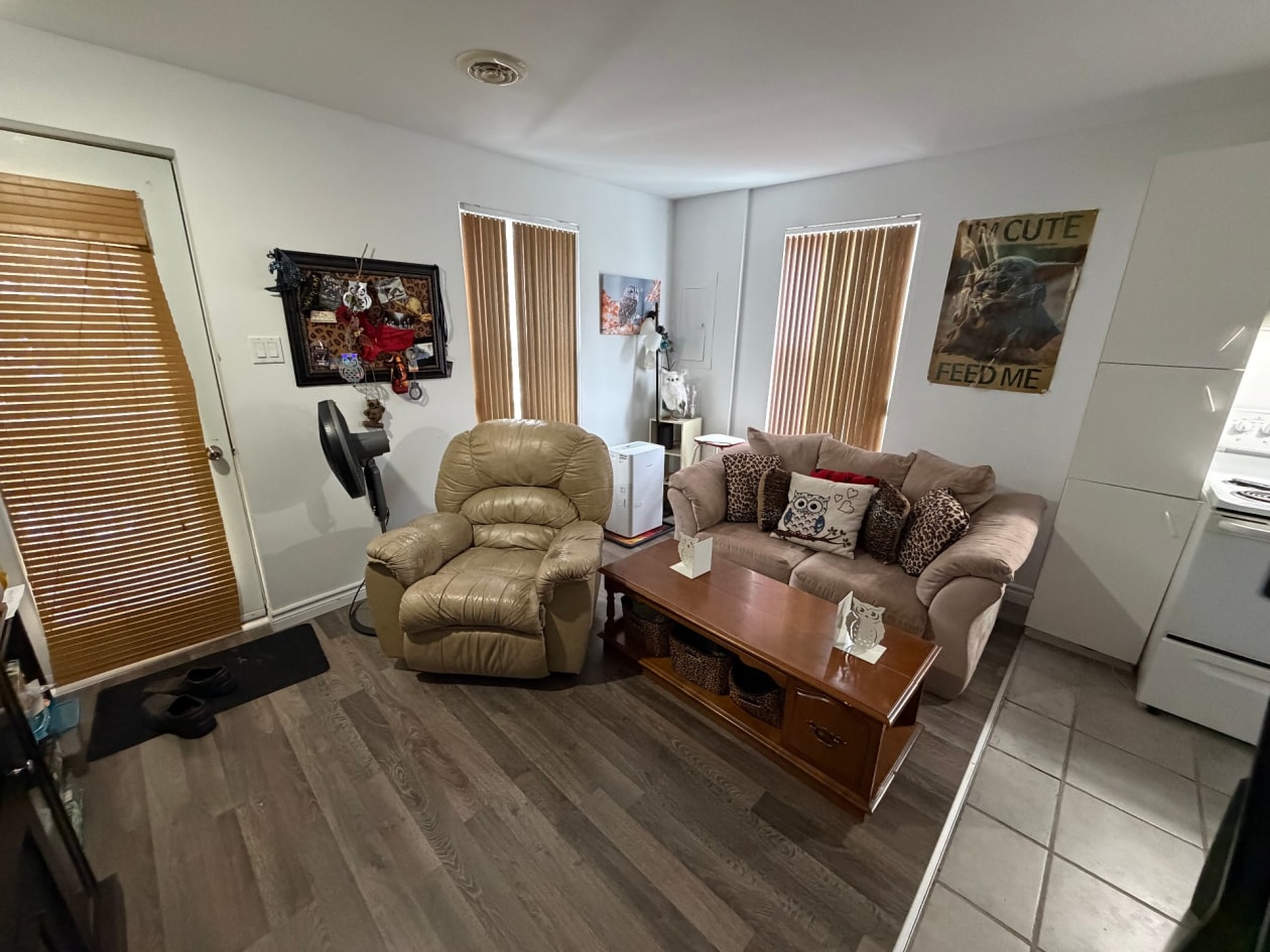 Salon — 439 - 441, Rue de la Place-d'Armes, Saguenay (Chicoutimi), G7H4X3, Saguenay (Chicoutimi)