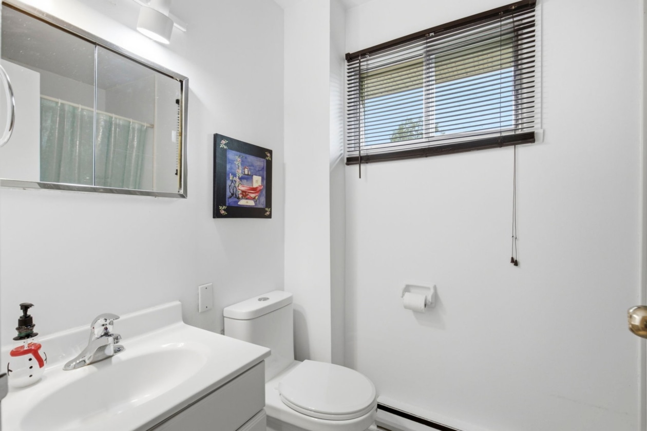Salle de bains — 335, Rue Colbert, Montréal (Rivière-des-Prairies/Pointe-aux-Trembles), H1A3E3, Montréal (Rivière-des-Prairies/Pointe-aux-Trembles)