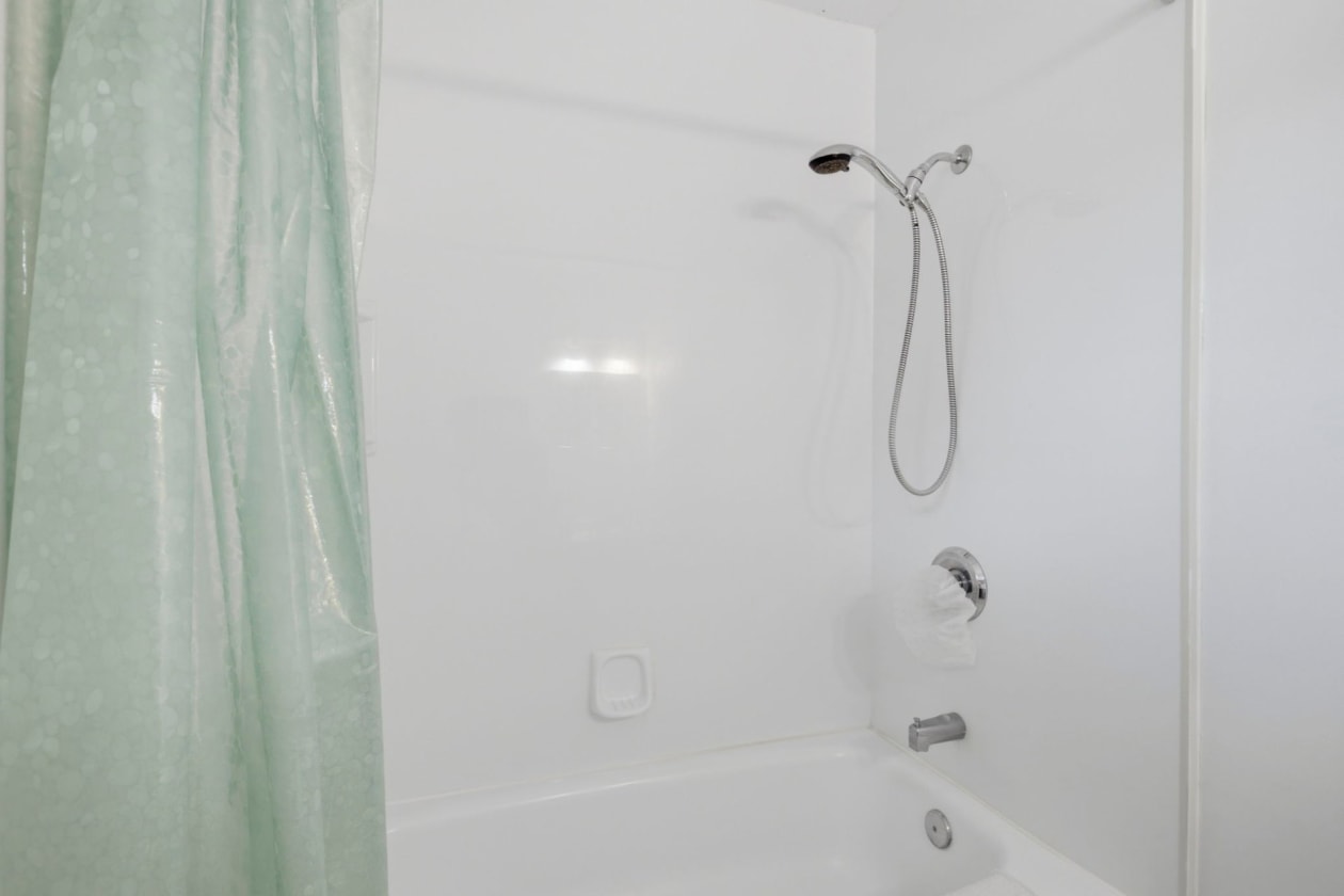 Salle de bains — 335, Rue Colbert, Montréal (Rivière-des-Prairies/Pointe-aux-Trembles), H1A3E3, Montréal (Rivière-des-Prairies/Pointe-aux-Trembles)