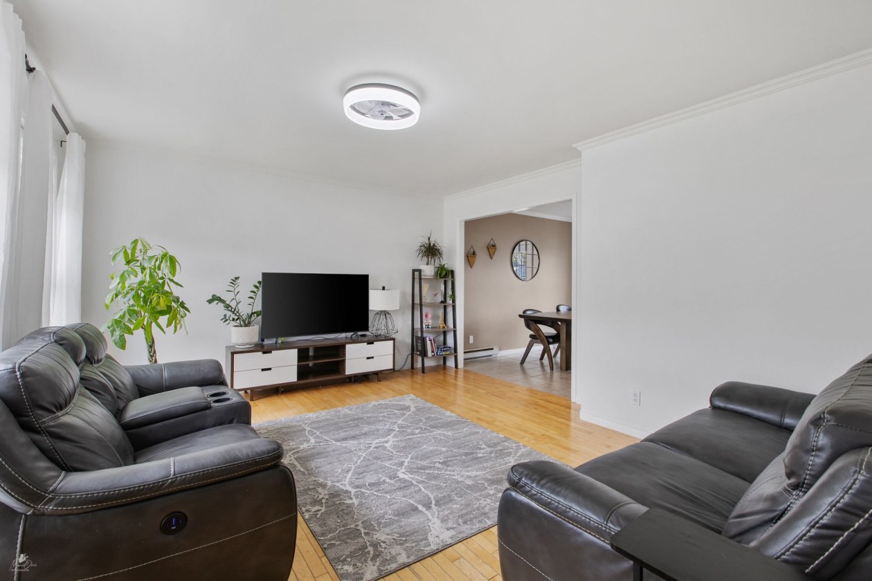 Salon — 1063, Rue de l'Eau-de-Rose, Lévis (Les Chutes-de-la-Chaudière-Est), G6Z3J7, Lévis (Les Chutes-de-la-Chaudière-Est)