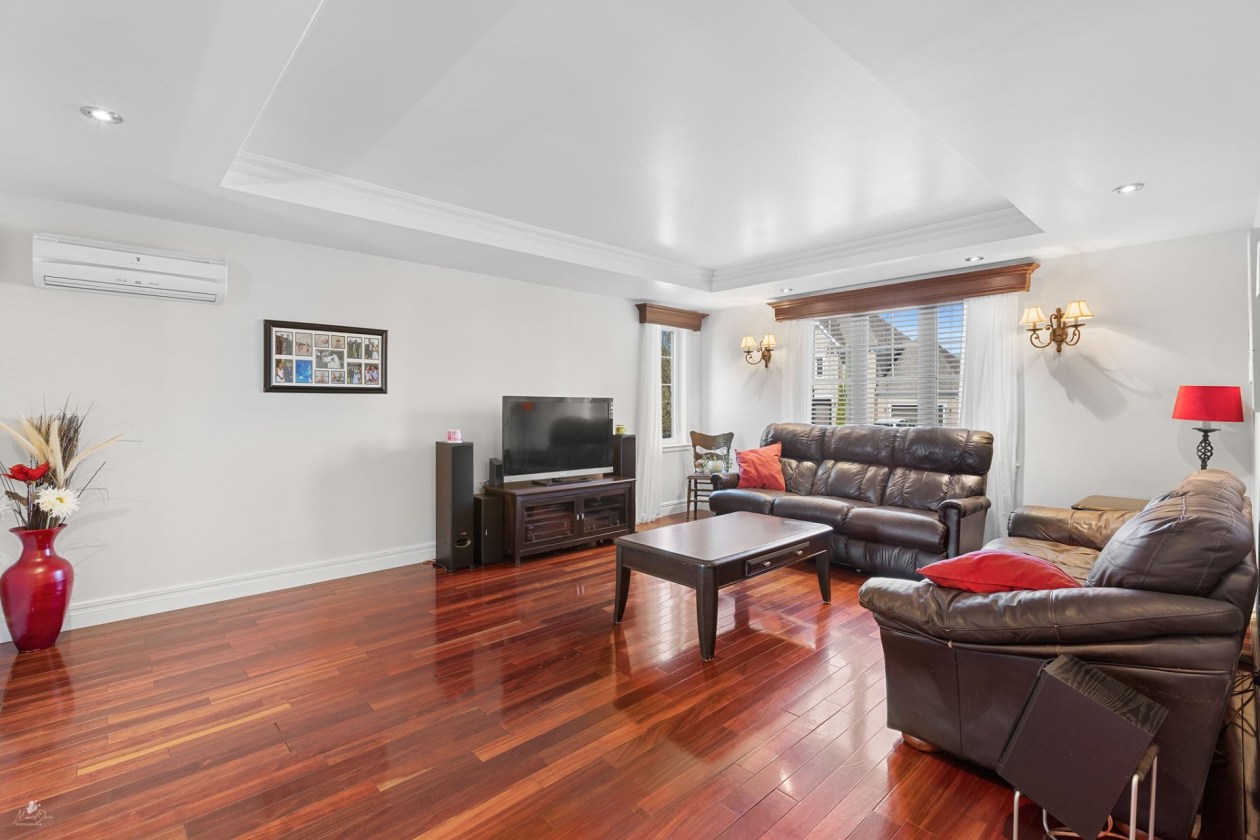 Salon — 29, Rue des Seigneurs, Lévis (Les Chutes-de-la-Chaudière-Est), G6Z7P4, Lévis (Les Chutes-de-la-Chaudière-Est)