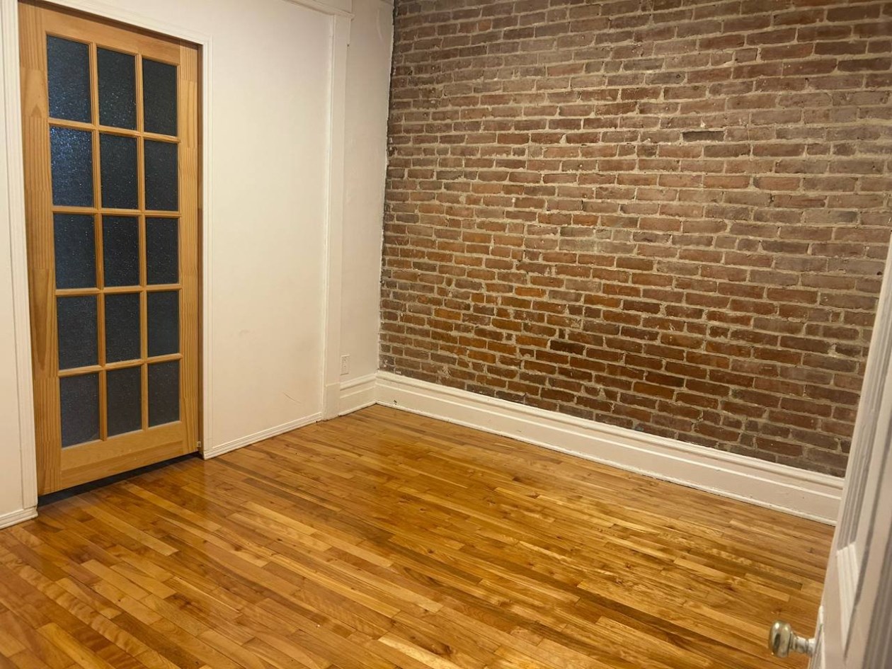 Salon — 4611 - 4621, Rue Parthenais, Montréal (Le Plateau-Mont-Royal), H2H2G8, Montréal (Le Plateau-Mont-Royal)