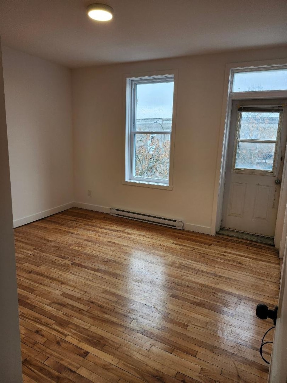 Salon — 1867, Rue St-Clément, Montréal (Mercier/Hochelaga-Maisonneuve), H1V3E5, Montréal (Mercier/Hochelaga-Maisonneuve)