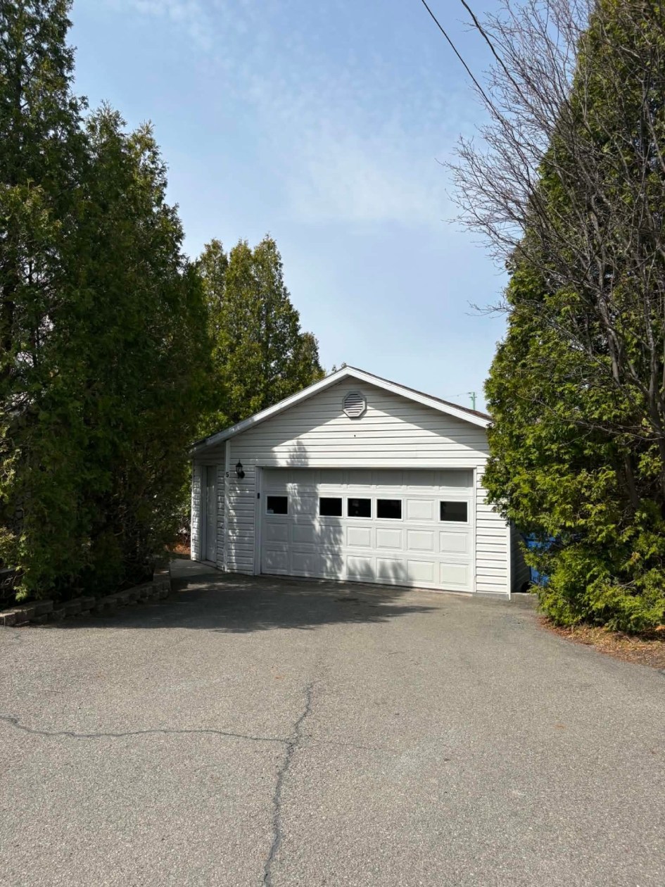 Garage — 3 - 7, Rue du Cap, Saguenay (Chicoutimi), G7G3N5, Saguenay (Chicoutimi)