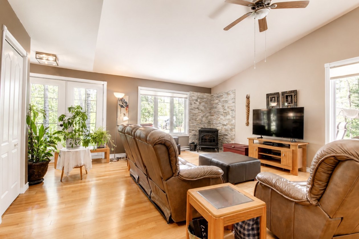 Salon — 526, Ch. Champigny, Larouche, G0W1Z0, Larouche