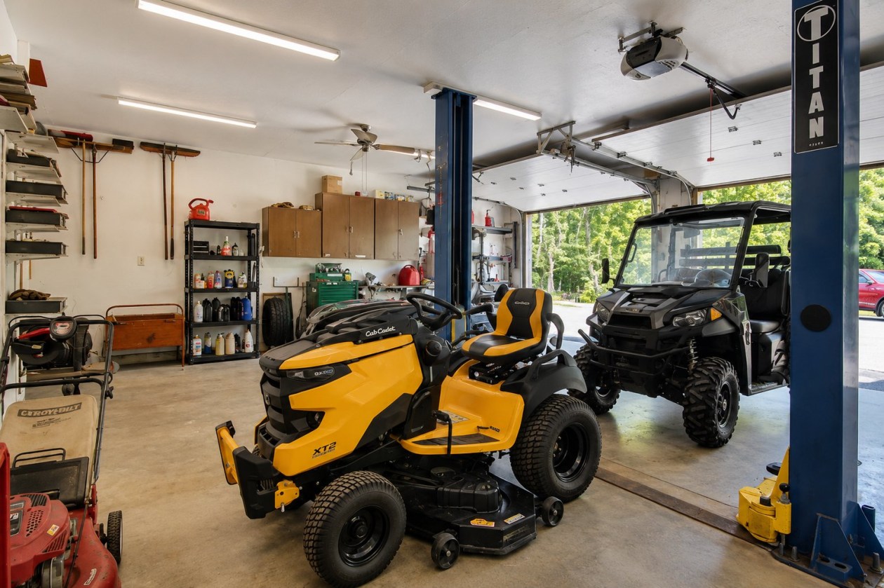 Garage — 526, Ch. Champigny, Larouche, G0W1Z0, Larouche