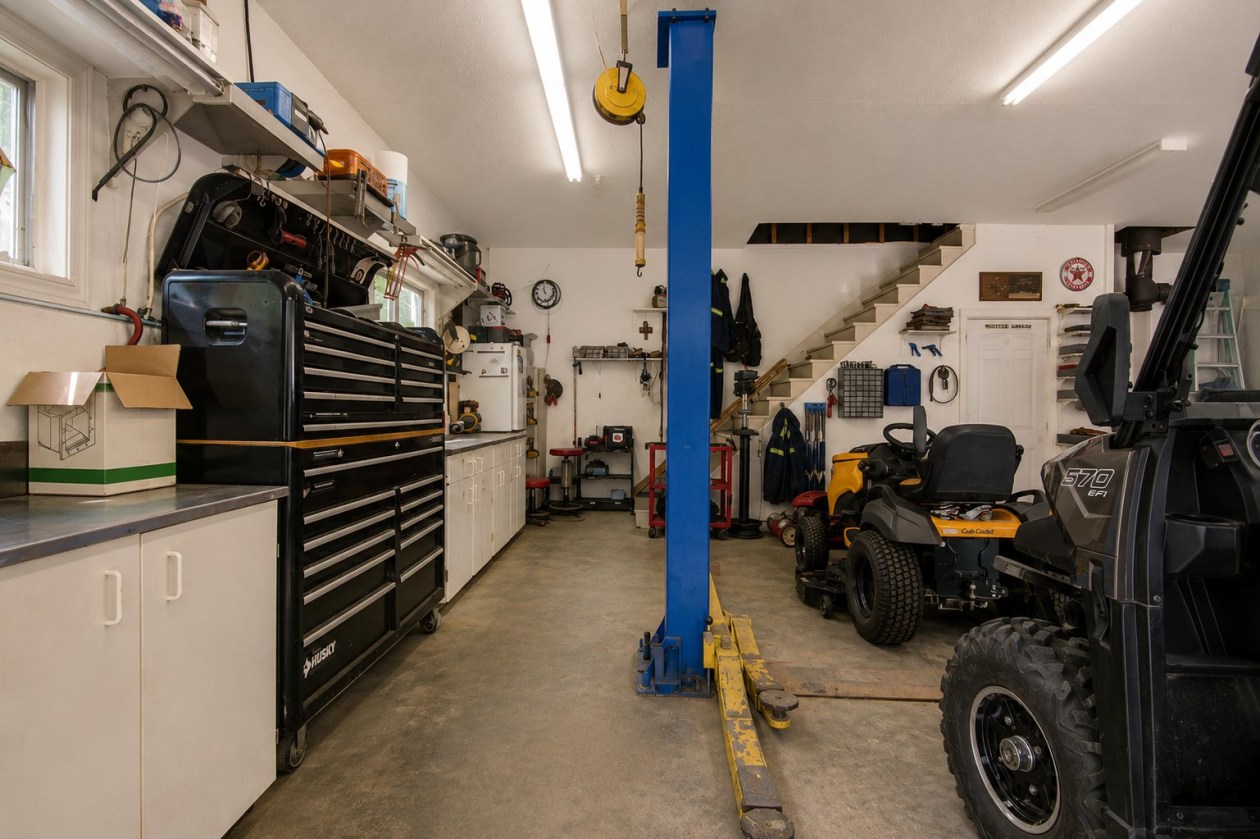 Garage — 526, Ch. Champigny, Larouche, G0W1Z0, Larouche