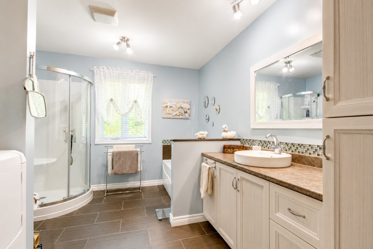 Salle de bains — 526, Ch. Champigny, Larouche, G0W1Z0, Larouche