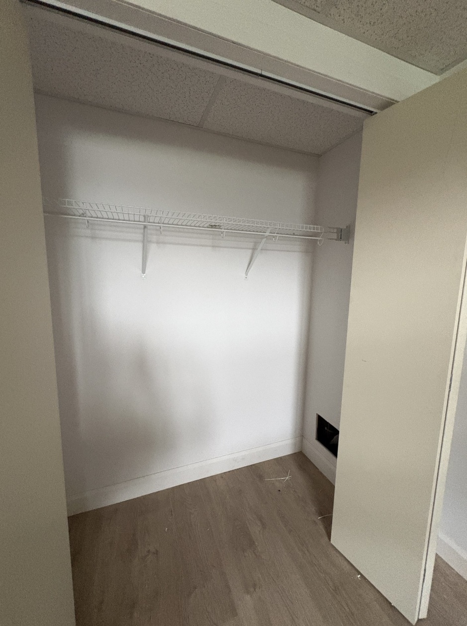Penderie — 209, Rue Mézy, Saguenay (Chicoutimi), G7G1J6, Saguenay (Chicoutimi)