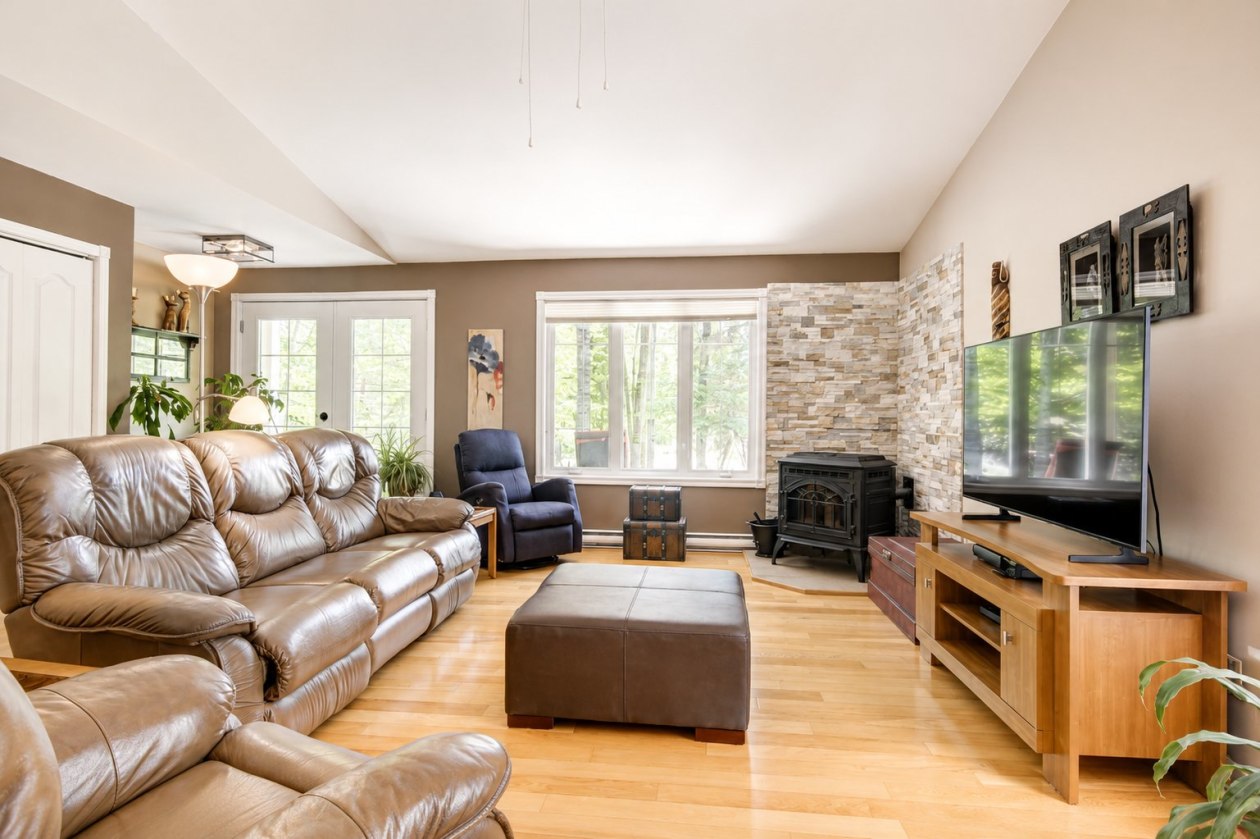 Salon — 526, Ch. Champigny, Larouche, G0W1Z0, Larouche