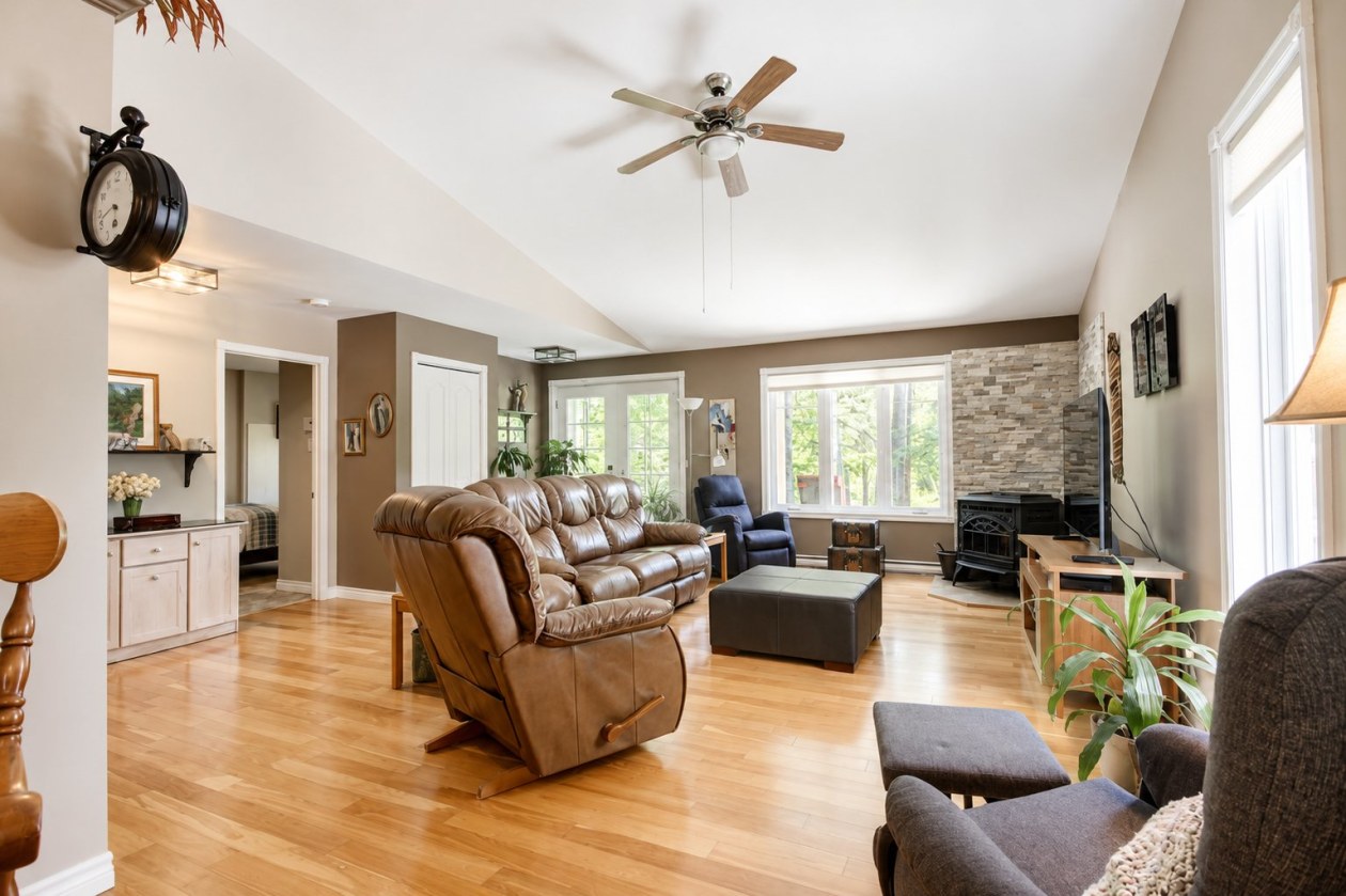 Salon — 526, Ch. Champigny, Larouche, G0W1Z0, Larouche