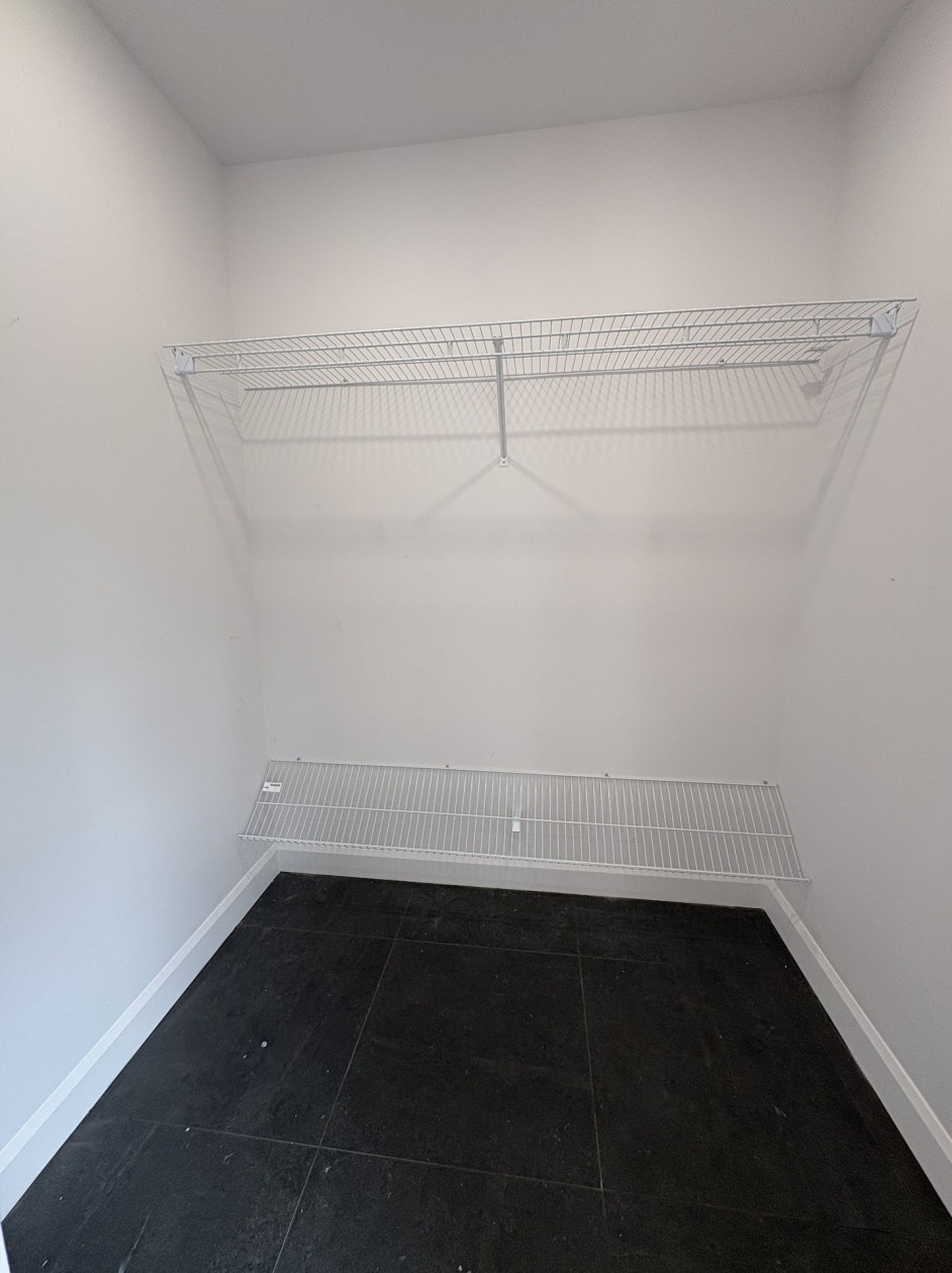 Penderie — 209, Rue Mézy, Saguenay (Chicoutimi), G7G1J6, Saguenay (Chicoutimi)