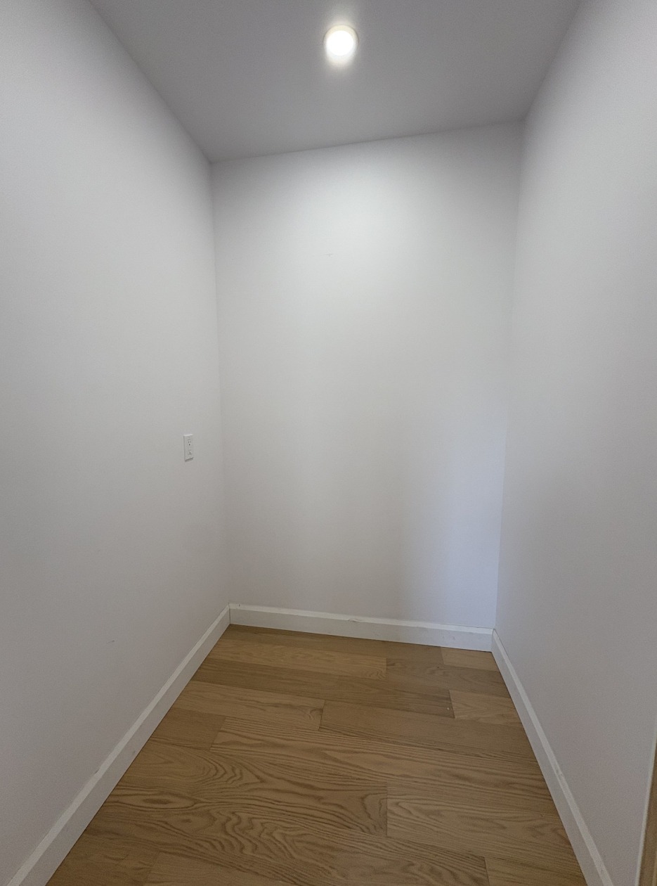 Penderie — 209, Rue Mézy, Saguenay (Chicoutimi), G7G1J6, Saguenay (Chicoutimi)