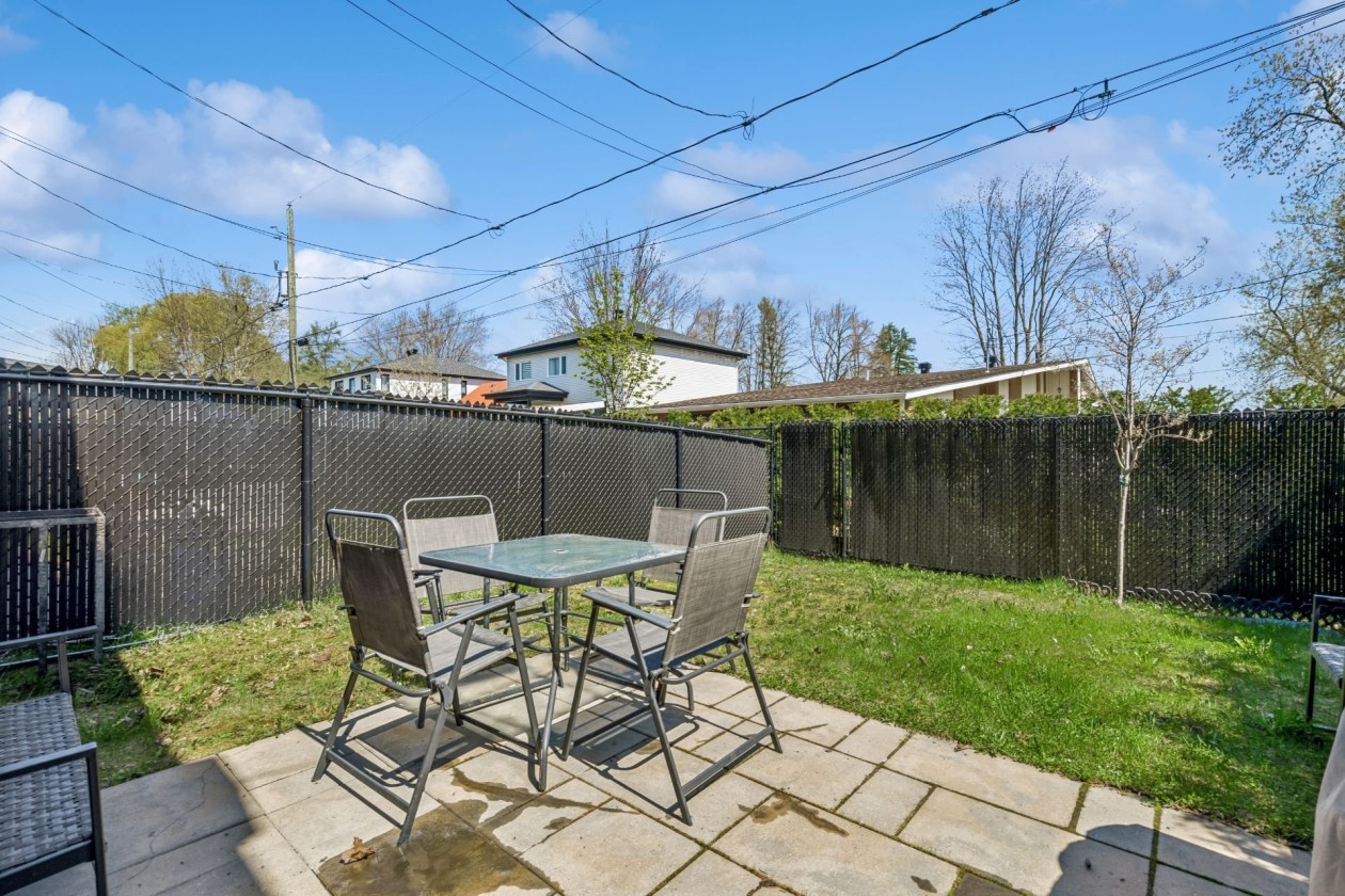 Cour — 324, Crois. Corno, Boisbriand, J7G0B3, Boisbriand