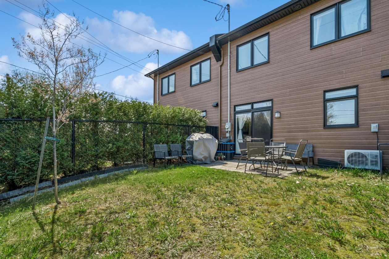 Cour — 324, Crois. Corno, Boisbriand, J7G0B3, Boisbriand