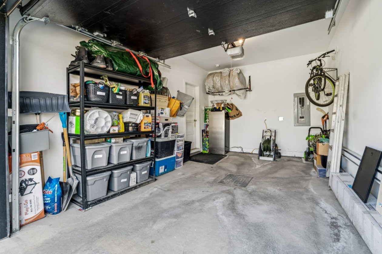 Garage — 324, Crois. Corno, Boisbriand, J7G0B3, Boisbriand