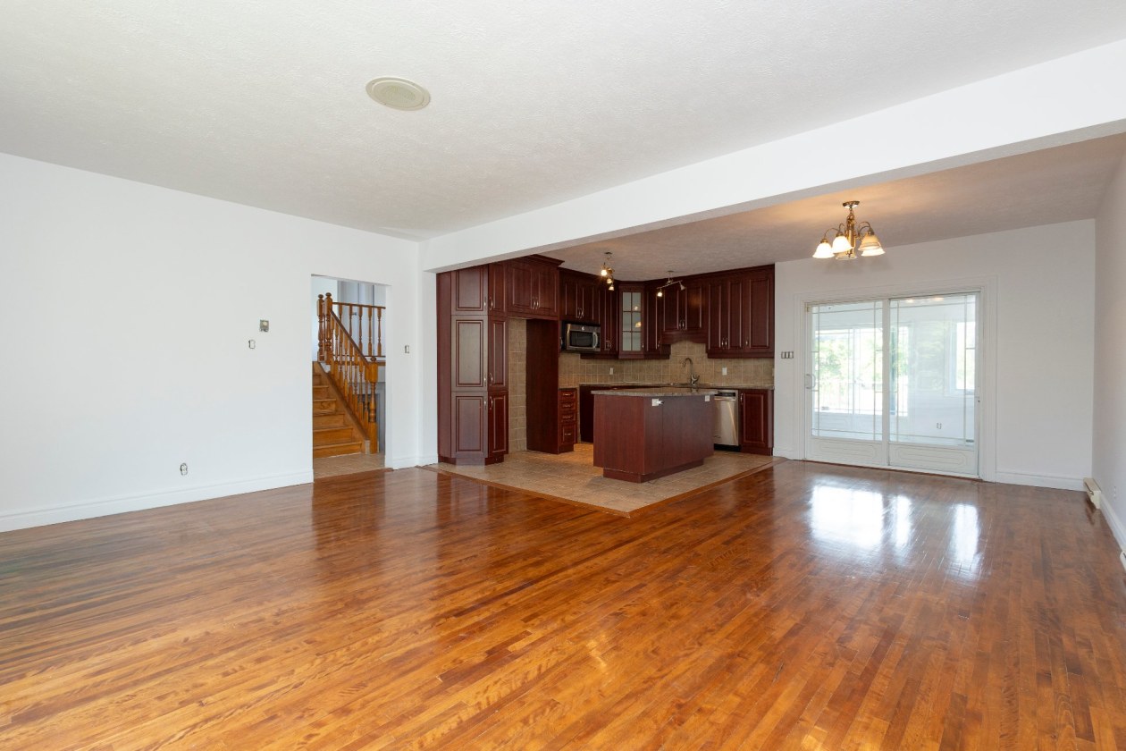 Salon — 7, Rue Tremblay, Châteauguay, J6J3N3, Châteauguay