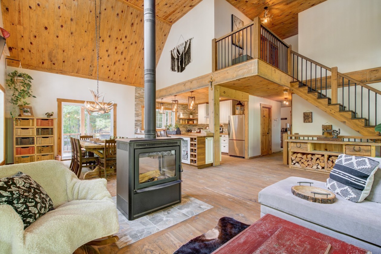 Salon — 3, Ch. Wesley, Wentworth, J8H0H5, Wentworth