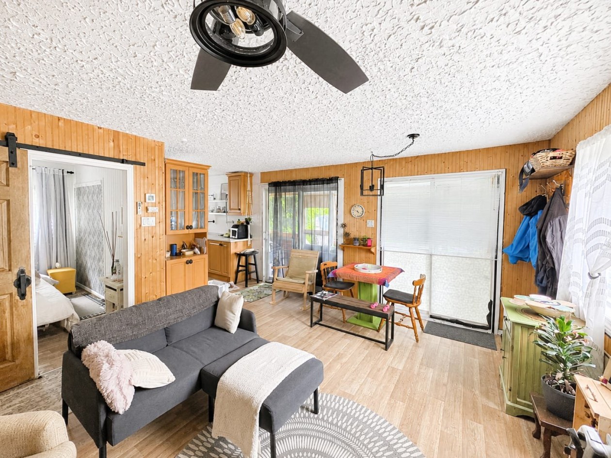 Salon — 2070, Ch. Dumont, Saguenay (Shipshaw), G7P1W1, Saguenay (Shipshaw)