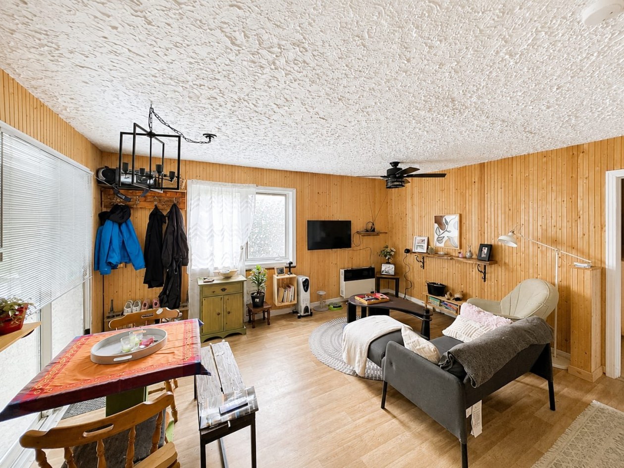 Salon — 2070, Ch. Dumont, Saguenay (Shipshaw), G7P1W1, Saguenay (Shipshaw)