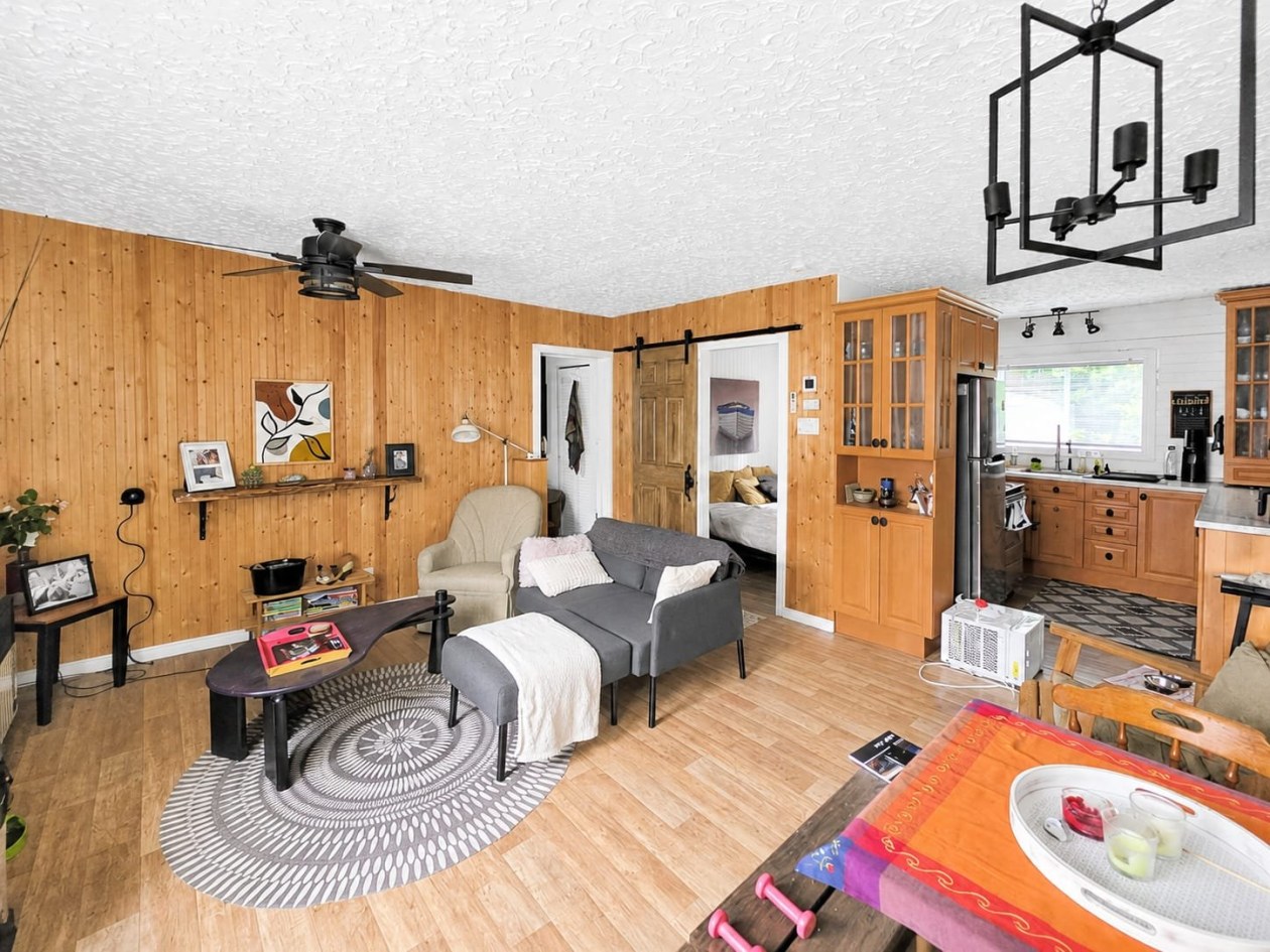 Salon — 2070, Ch. Dumont, Saguenay (Shipshaw), G7P1W1, Saguenay (Shipshaw)
