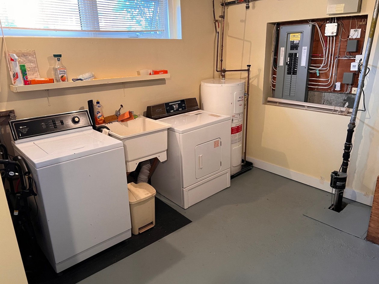 Salle de lavage — 11626, Rue Ross, Montréal (Pierrefonds-Roxboro), H8Y1C7, Montréal (Pierrefonds-Roxboro)