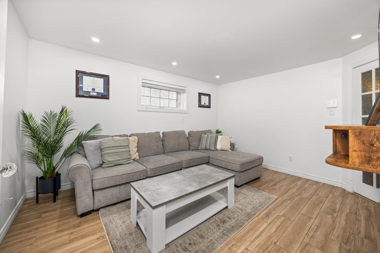 Salon — 1220, Mtée du Moulin, Laval (Saint-François), H7A2A3, Laval (Saint-François)
