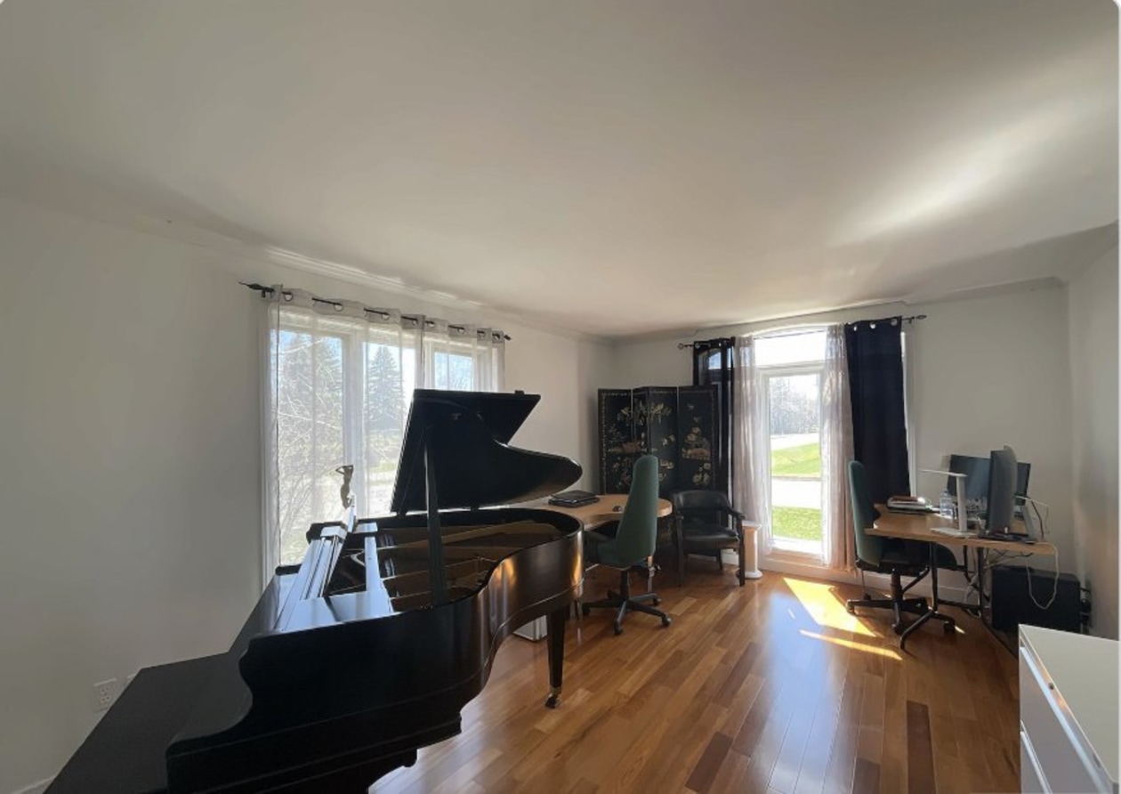 Salon — 2, Crois. Léo-Paul-Desrosiers, Notre-Dame-de-l'Île-Perrot, J7W1S9, Notre-Dame-de-l'Île-Perrot