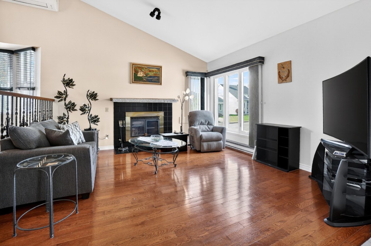 Salon — 201, Rue Nadeau, Repentigny (Repentigny), J5Y3B5, Repentigny (Repentigny)