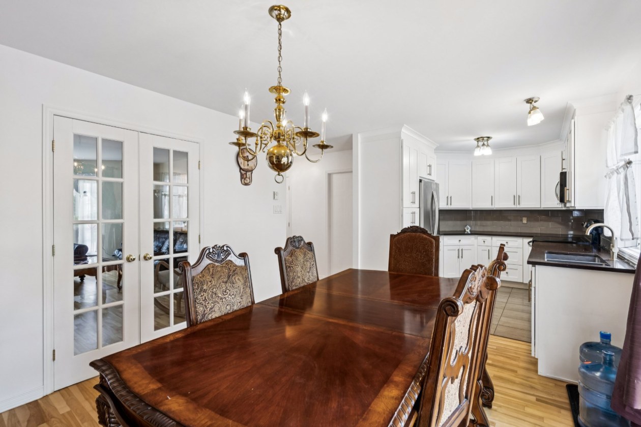 Salle à manger — 150, Rue Joseph-Lalumière, Châteauguay, J6J5Z1, Châteauguay