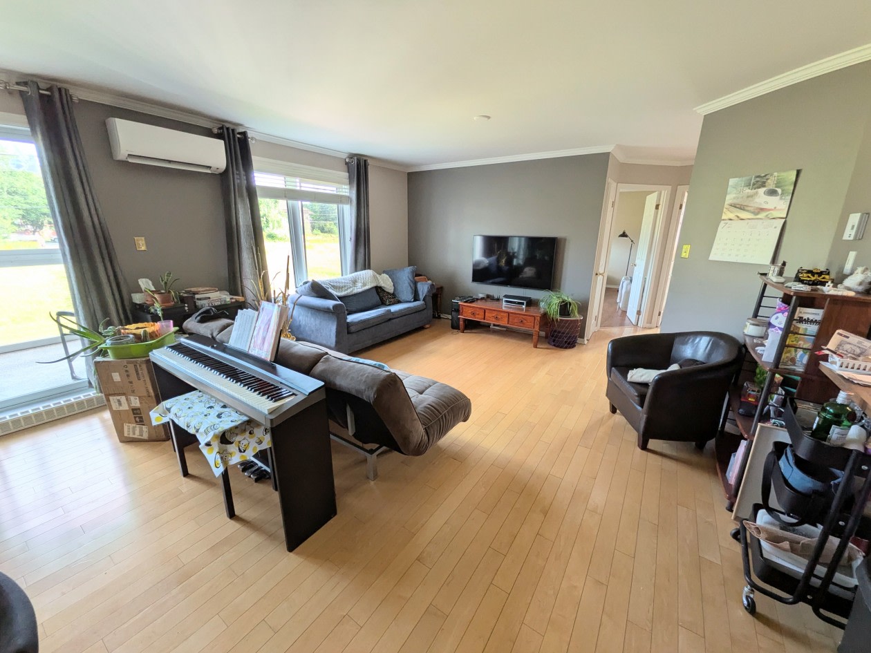 Salon — 307-4310 Rue du Rapide, 307, Lévis, G6X 3S5, Lévis