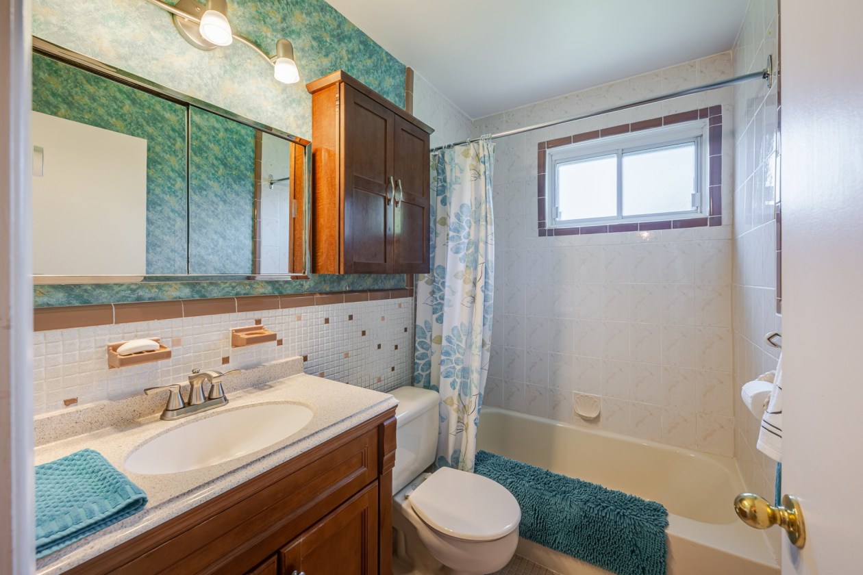 Salle de bains — 6030, Rue Arthur, Brossard, J4Z1E5, Brossard
