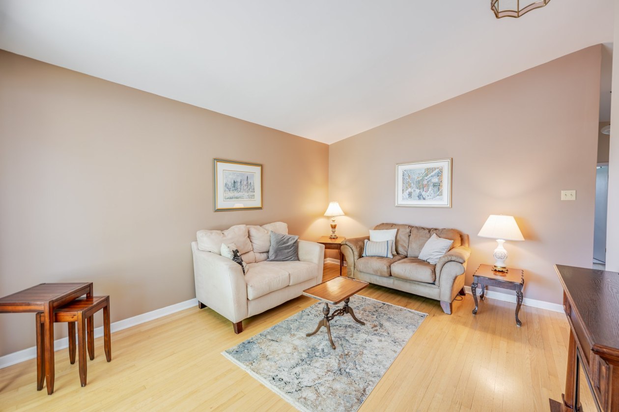 Salon — 6030, Rue Arthur, Brossard, J4Z1E5, Brossard