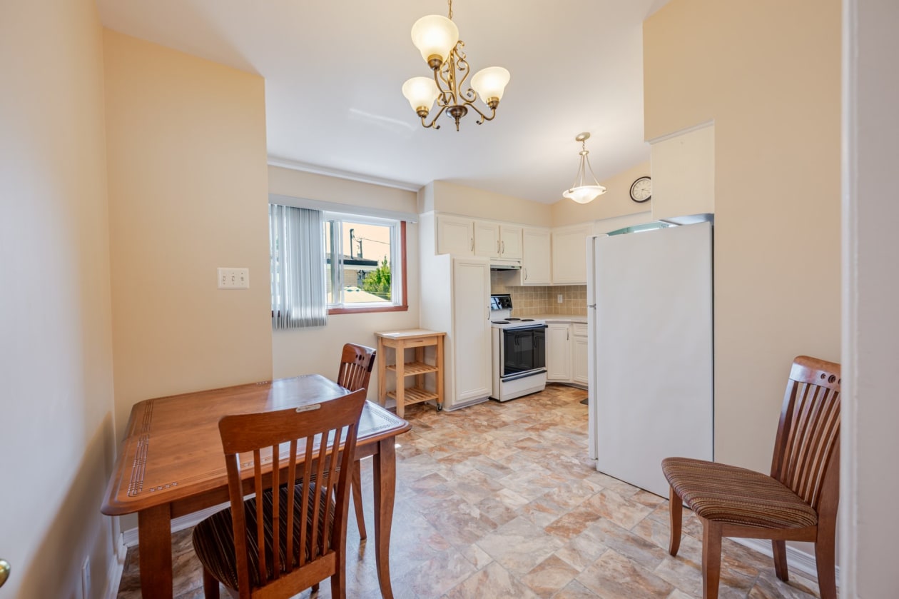 Salle à manger — 6030, Rue Arthur, Brossard, J4Z1E5, Brossard