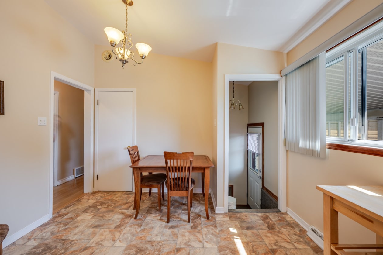 Salle à manger — 6030, Rue Arthur, Brossard, J4Z1E5, Brossard