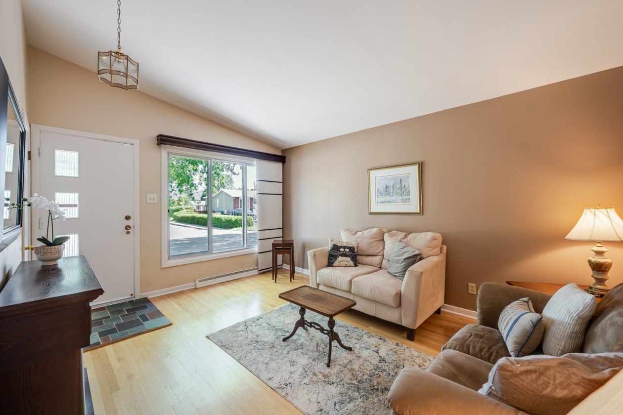 Salon — 6030, Rue Arthur, Brossard, J4Z1E5, Brossard
