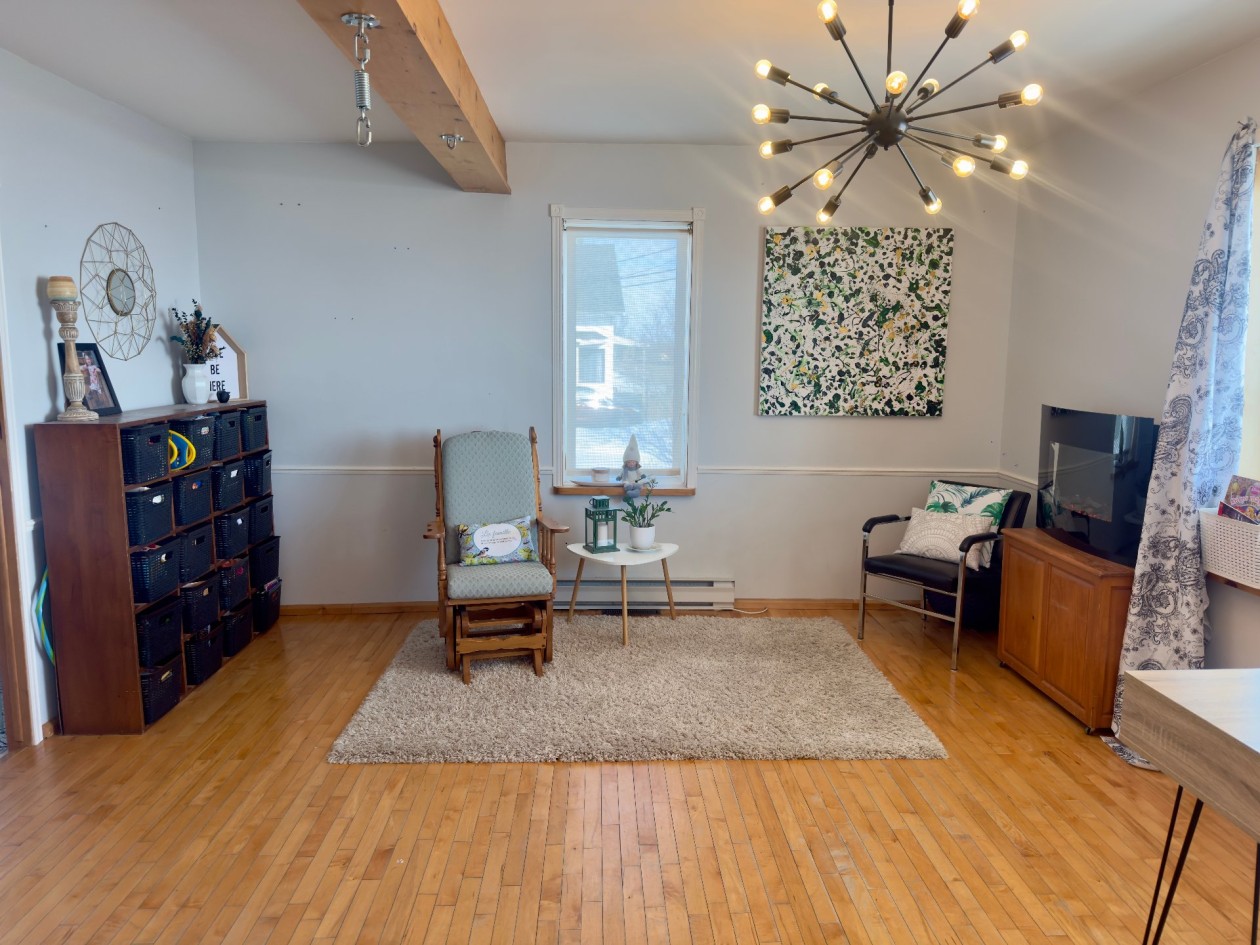 Salon — 691, Boul. de l'Anse, Roberval, G8H1Z1, Roberval