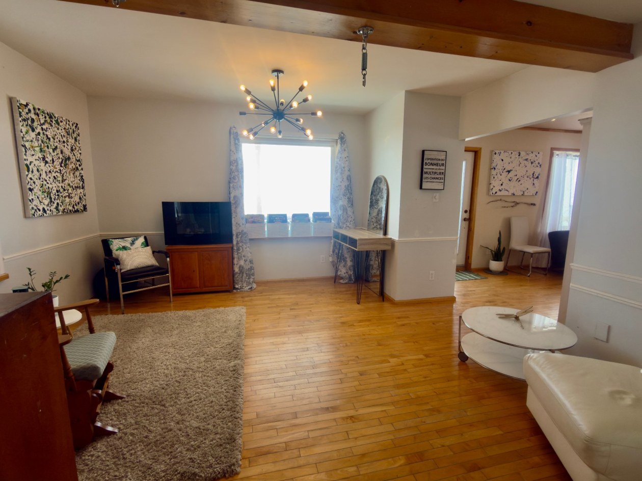 Salon — 691, Boul. de l'Anse, Roberval, G8H1Z1, Roberval