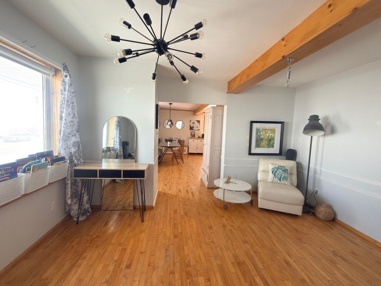 Salon — 691, Boul. de l'Anse, Roberval, G8H1Z1, Roberval