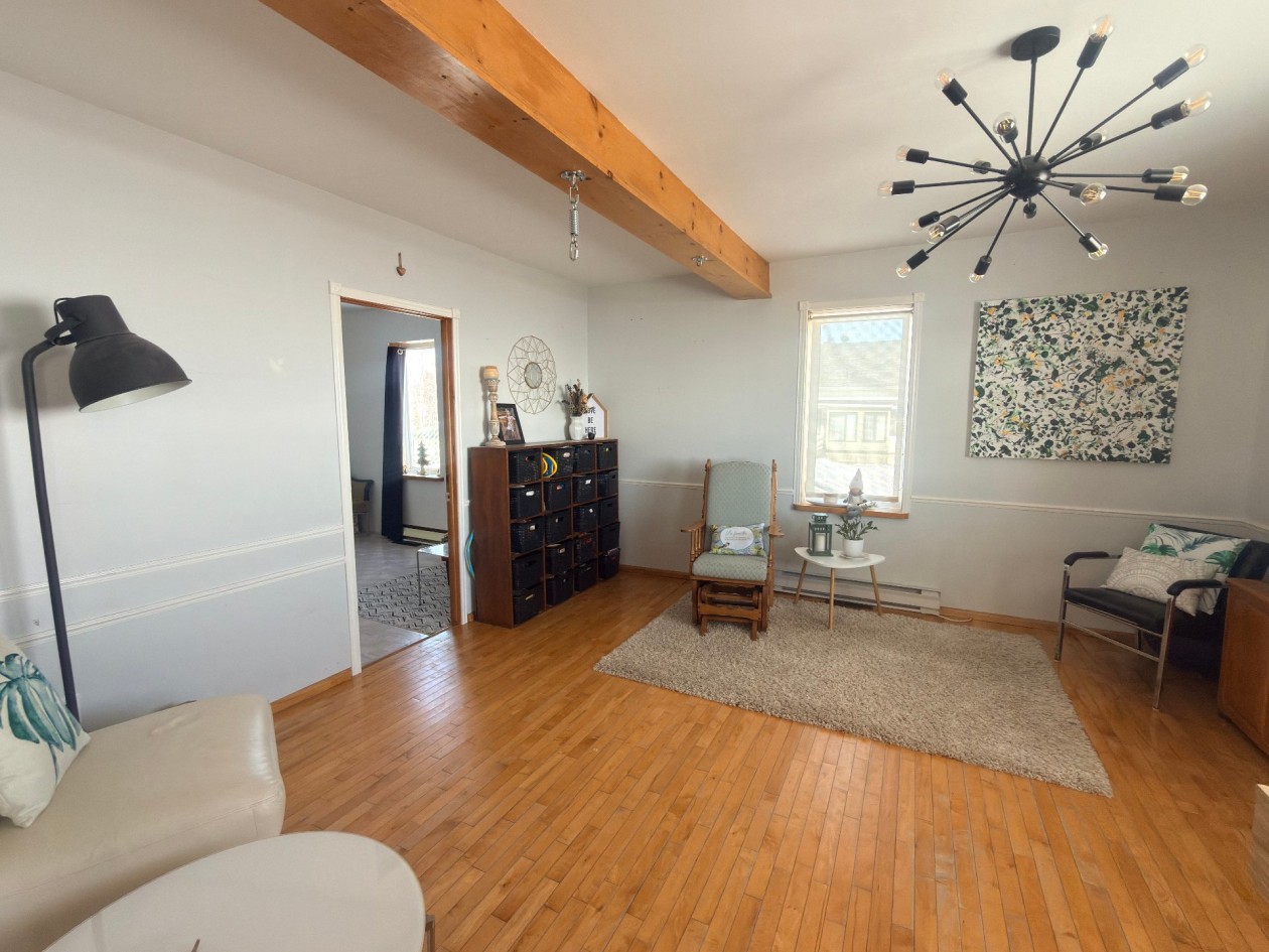 Salon — 691, Boul. de l'Anse, Roberval, G8H1Z1, Roberval